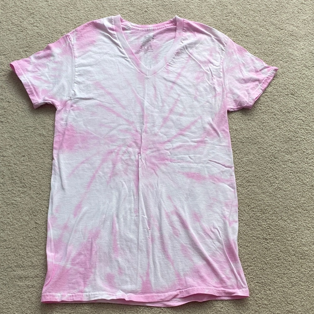 Fruit of the Loom pink Hand dyed size small vneck Tshirt in Great condition.